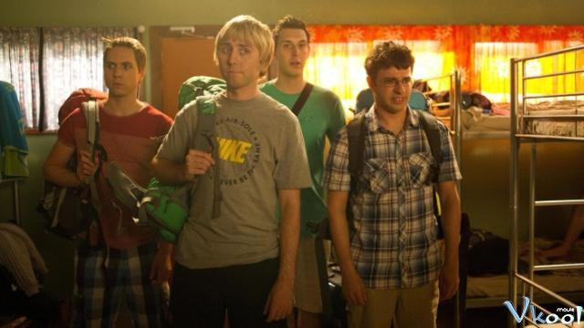 Xem Phim Kẹt Giữa 2 - The Inbetweeners 2 - Vkool.Net - Ảnh 2