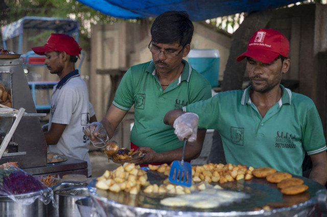 Xem Phim Ẩm Thực Đường Phố: Châu Á - Street Food: Asia - Vkool.Net - Ảnh 3